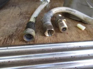 配線接続接栓部分の防水処理不足による雨水腐食（アンテナ修理）