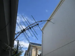 神奈川県藤沢市鵠沼海岸　アンテナ撤去・処分施工参考画像（アンテナが倒れてお隣の新築宅の外壁に刺さった）