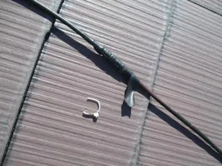 屋根の上の引き回し渡り配線不良（アンテナ修理）