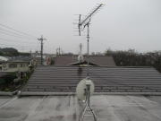 東京都町田市成瀬　アパートアンテナ工事　テレビ視聴不良確認、仮設BS混合ブースター＋渡り配線設置で経過観察　アンテナ建て替え工事　アパートアンテナ修理（テレビが映らない：E202エラー表示）塩ビ管配線保護引き回し 電気配線保護、電話機器ボックス補修